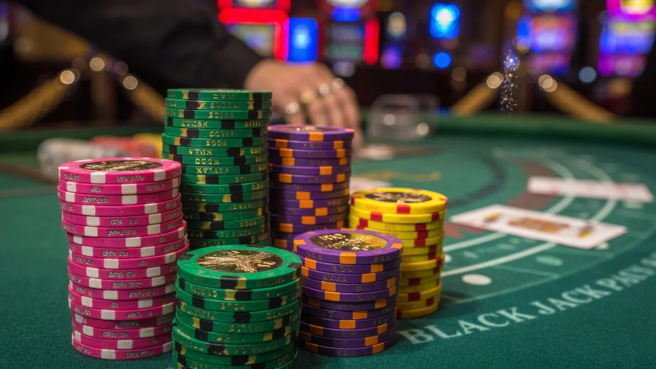 Empilement de jetons de blackjack colorés